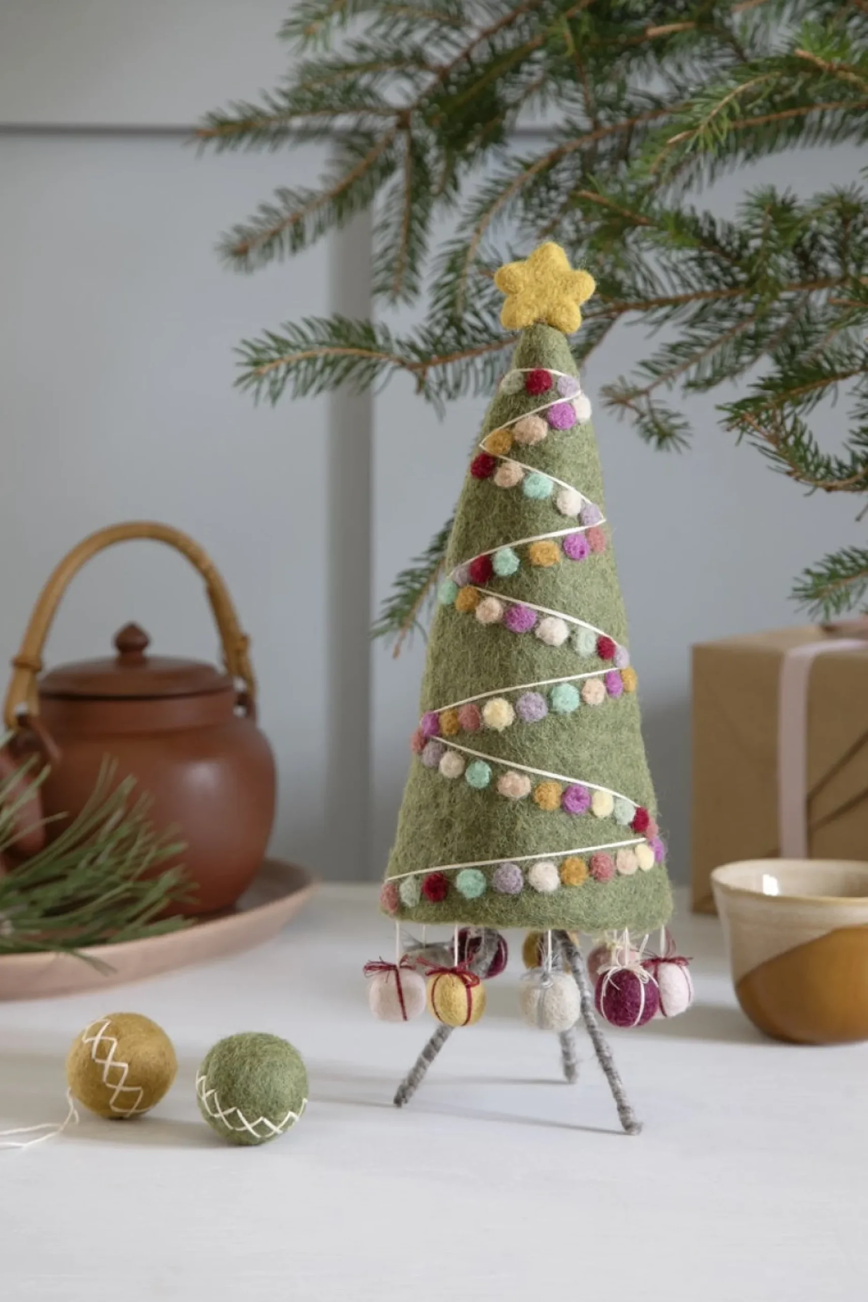 En Gry & Sif Christmas Figurine - A Decorated Tree With Garlands - X Large| Felt Figurines