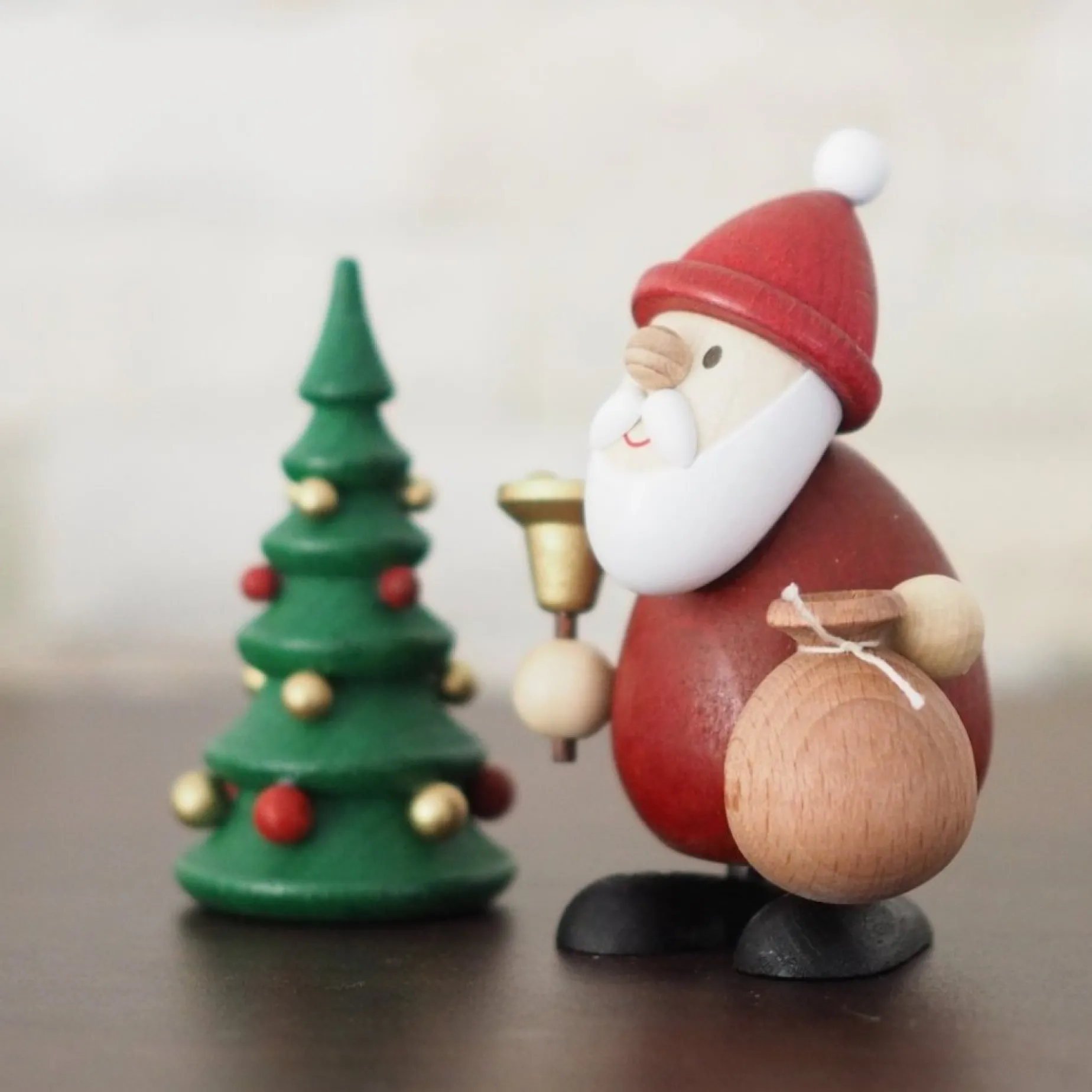 Paul Ullrich Weihnachtsmann Collectibles - Santa And Bell With Tree| Rudolph & Friends Collectibles